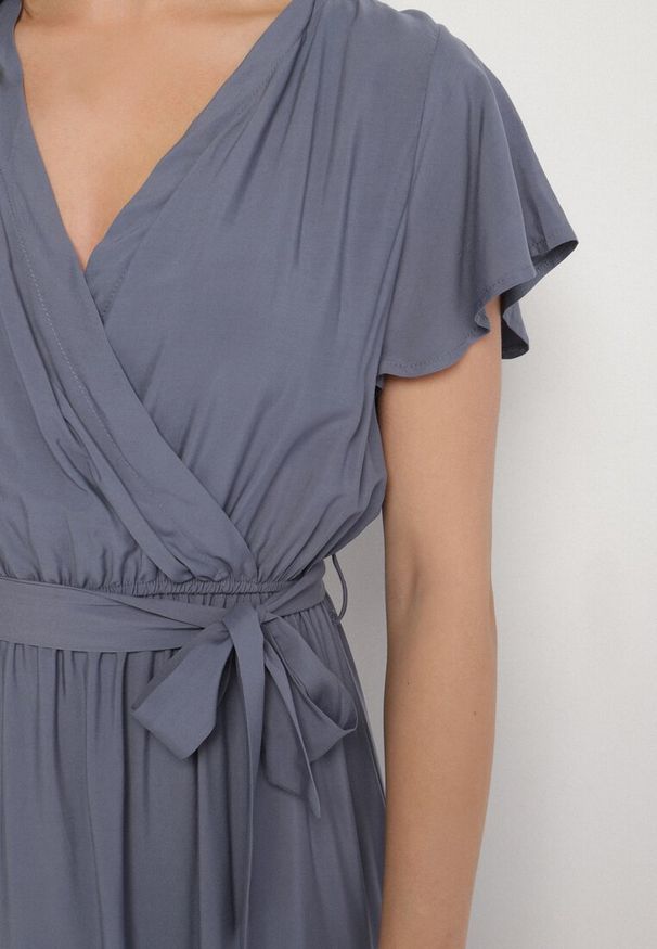 Born2be - Granatowa Wiskozowa Sukienka z Kopertowym Dekoltem z Paskiem Savorlisse. Okazja: na co dzień. Kolor: niebieski. Materiał: wiskoza. Wzór: aplikacja. Typ sukienki: kopertowe. Styl: casual, klasyczny