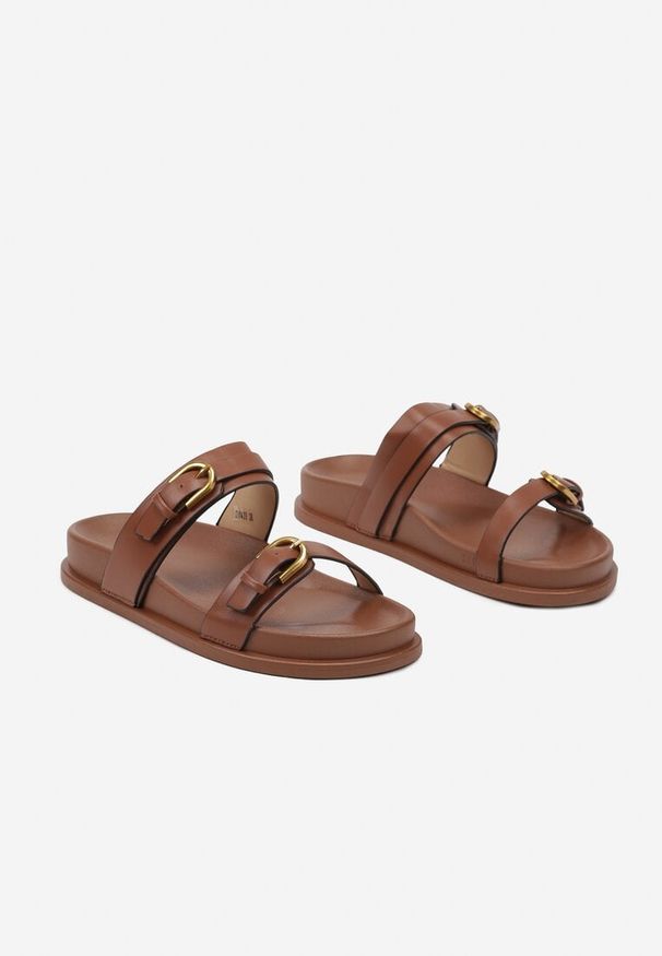 Renee - Ciemnobrązowe Klapki Ozdobione Dwoma Paskami i Klamrami Danirisla. Okazja: na co dzień, na plażę, na spacer. Kolor: brązowy. Materiał: len. Wzór: aplikacja. Sezon: lato. Obcas: na płaskiej podeszwie. Styl: casual