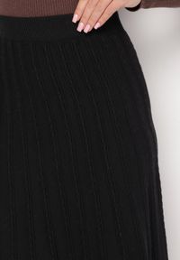 Born2be - Czarna Trapezowa Spódnica Midi Osea. Kolor: czarny. Materiał: tkanina, dzianina