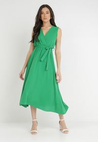 Born2be - Zielona Sukienka Iolaera. Kolor: zielony. Materiał: materiał, tkanina. Długość rękawa: na ramiączkach. Wzór: ażurowy, aplikacja, gładki. Sezon: lato. Typ sukienki: kopertowe. Długość: midi #6