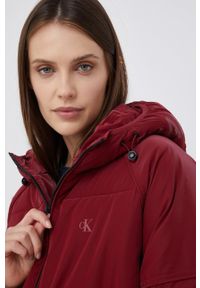 Calvin Klein Jeans Kurtka J20J216867.4890 damska kolor czerwony zimowa. Okazja: na co dzień. Kolor: czerwony. Materiał: materiał. Długość rękawa: raglanowy rękaw. Wzór: gładki. Sezon: zima. Styl: casual #6
