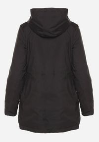 Born2be - Czarna Kurtka Parka z Kapturem i Kieszeniami Ściągana w Pasie Omeina. Okazja: na co dzień. Typ kołnierza: kaptur. Kolor: czarny. Materiał: jeans. Styl: casual, elegancki #6