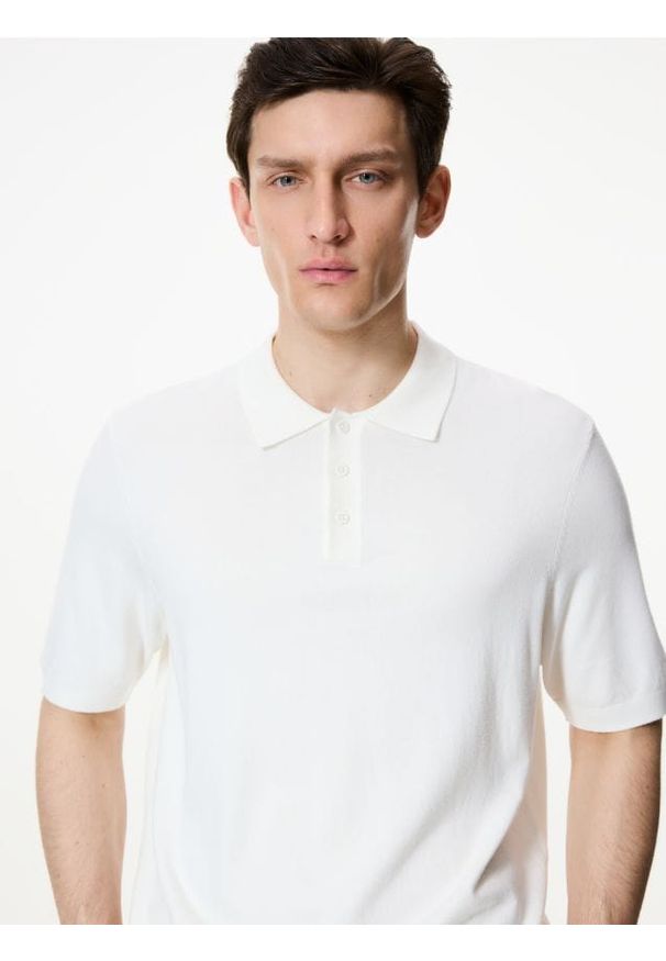 Reserved - Sweter polo z wiskozą - biały. Typ kołnierza: polo. Kolor: biały. Materiał: wiskoza