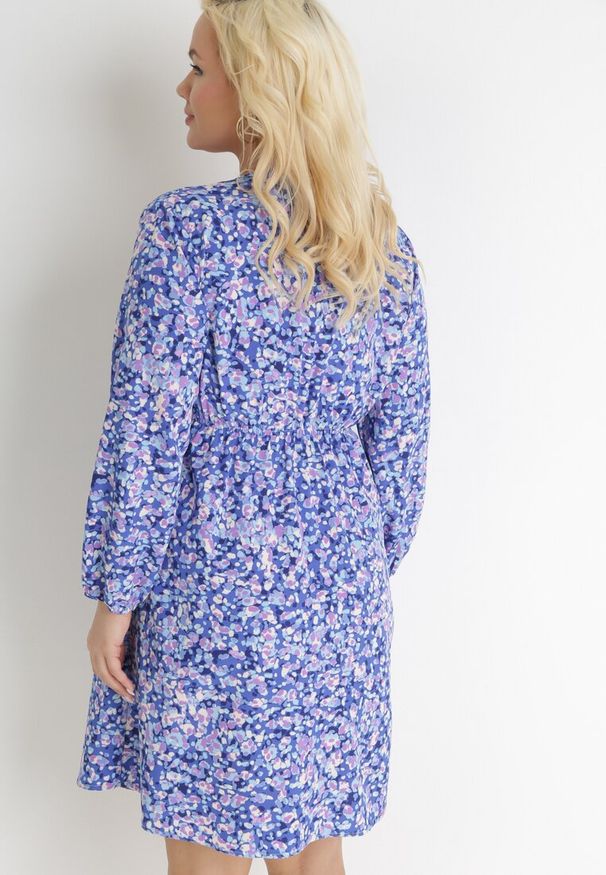 Born2be - Granatowa Kopertowa Sukienka Midi w Kwiaty z Gumką w Pasie i Głębokim Dekoltem Donata. Okazja: na co dzień. Typ kołnierza: dekolt w serek. Kolekcja: plus size. Kolor: niebieski. Wzór: kwiaty. Typ sukienki: kopertowe. Długość rękawa: długi rękaw. Sezon: jesień, wiosna. Styl: klasyczny, casual. Długość: midi