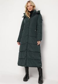Born2be - Ciemnozielona Długa Kurtka Płaszcz Pikowana z Kapturem Bellique. Typ kołnierza: kaptur. Kolor: zielony. Długość: długie. Wzór: aplikacja #1