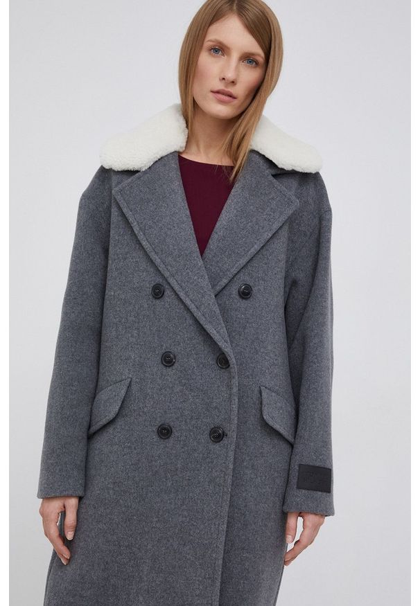TOMMY HILFIGER - Tommy Hilfiger Płaszcz wełniany kolor szary przejściowy dwurzędowy. Okazja: na co dzień. Kolor: szary. Materiał: wełna. Styl: klasyczny, casual