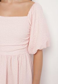 Born2be - Różowa Sukienka o Rozkloszowanym Kroju z Bufiastymi Rękawami Maradora. Okazja: na co dzień. Typ kołnierza: dekolt kwadratowy. Kolor: różowy. Styl: casual #5