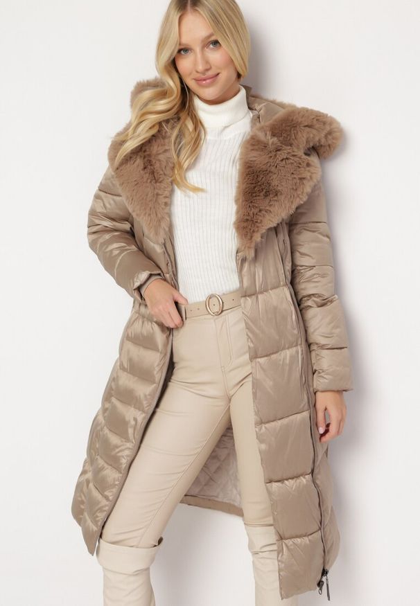 Born2be - Beżowa Pikowana Kurtka za Kolano z Ozdobnym Futerkiem Velveti. Okazja: na co dzień. Kolor: beżowy. Materiał: futro. Wzór: aplikacja. Styl: casual