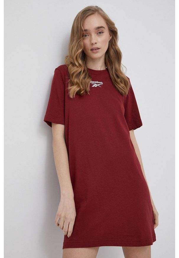 Reebok sukienka HI3842 kolor bordowy mini prosta. Okazja: na co dzień. Kolor: czerwony. Materiał: dzianina. Długość rękawa: krótki rękaw. Typ sukienki: proste. Styl: casual. Długość: mini