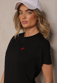 Renee - Czarny Bawełniany T-shirt z Ozdobną Naszywką w Kształcie Serca Viklara. Okazja: na co dzień. Kolor: czarny. Materiał: bawełna. Wzór: aplikacja. Styl: klasyczny, casual #3