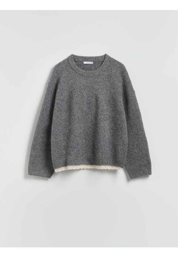 Reserved - Sweter z koronkowym wykończeniem - ciemnoszary. Kolor: szary. Materiał: koronka