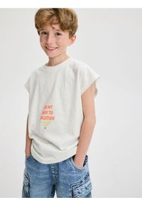 Reserved - T-shirt oversize z nadrukiem - złamana biel. Materiał: dzianina, bawełna. Wzór: nadruk