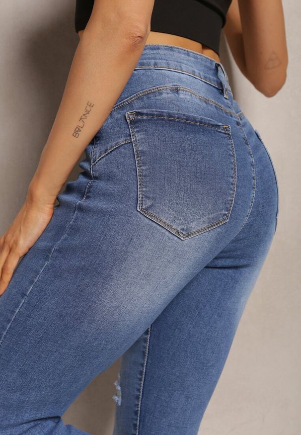 Renee - Granatowe Dopasowane Jeansy Skinny z Efektem Push Up i Przedarciami Avotia. Kolor: niebieski