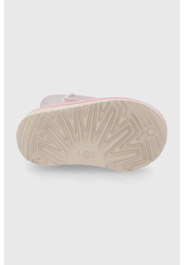 Ugg - UGG śniegowce skórzane dziecięce Classic II Metallic Gliter kolor złoty. Nosek buta: okrągły. Kolor: złoty. Materiał: skóra