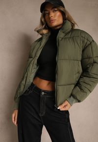 Renee - Ciemnozielona Kurtka Puffer z Pikowanymi Przeszyciami i Ściągaczami przy Rękawach Cenilea. Okazja: na co dzień. Typ kołnierza: kaptur. Kolor: zielony. Materiał: poliester, jeans. Styl: casual, elegancki #1