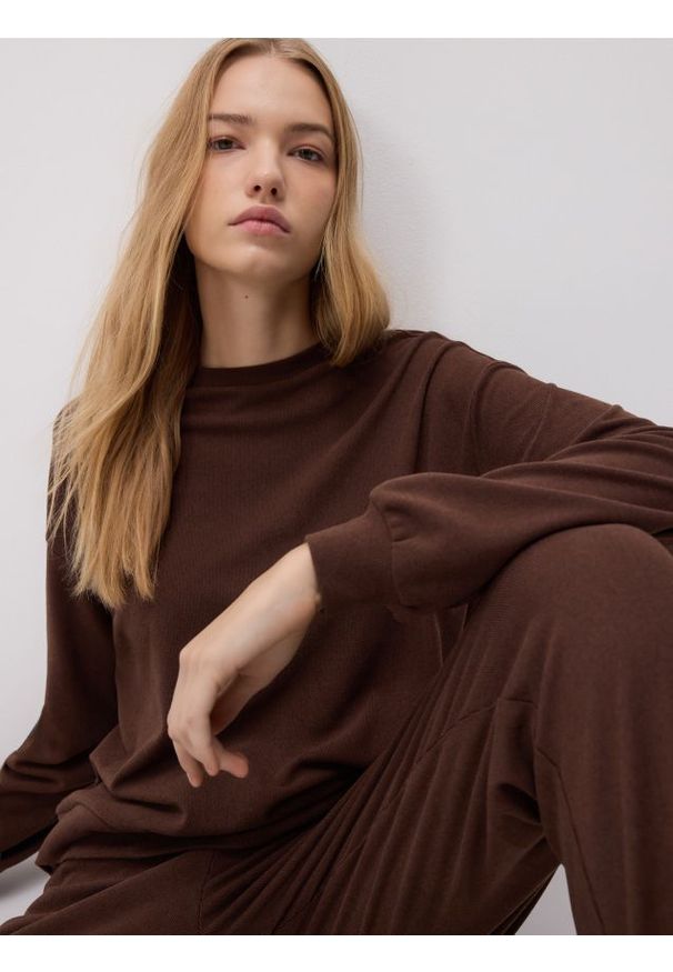 Reserved - Gładka bluza - brązowy. Kolor: brązowy. Materiał: dzianina. Wzór: gładki