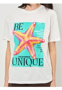 Sinsay - Bawełniana koszulka z nadrukiem - kremowy. Kolor: kremowy. Materiał: bawełna. Wzór: nadruk #1