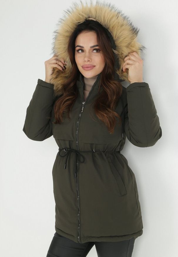 Born2be - Ciemnozielona Kurtka Hekadina. Kolor: zielony. Materiał: futro, materiał. Wzór: moro. Styl: militarny