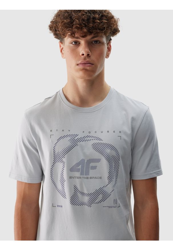 4f - 4F T-shirt regular z nadrukiem męski - szary XS. Okazja: na co dzień. Kolor: szary. Materiał: bawełna, jersey, dzianina. Długość rękawa: krótki rękaw. Długość: krótkie. Wzór: nadruk. Styl: sportowy, casual, klasyczny