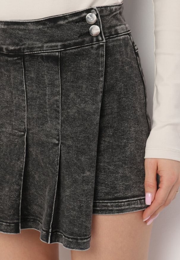Born2be - Czarne Bawełniane Spódnico-Szorty Jeansowe Ozdobione Plisami Tulvesin. Okazja: na co dzień. Stan: podwyższony. Kolor: czarny. Materiał: jeans, bawełna. Wzór: aplikacja. Styl: casual, elegancki