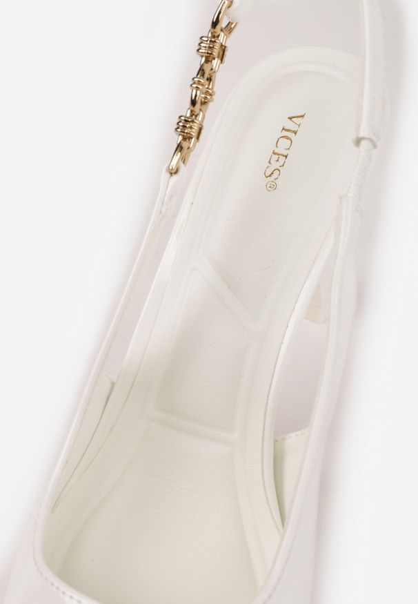 Born2be - Białe Szpilki VICES z Odkrytą Piętą i Elegancką Aplikacją przy Pasku Naterena. Okazja: na co dzień. Zapięcie: pasek. Kolor: biały. Materiał: jeans. Wzór: aplikacja. Obcas: na szpilce. Styl: elegancki