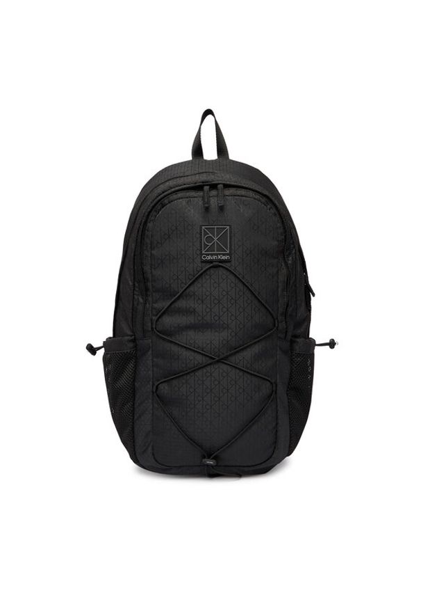 Calvin Klein Plecak Utility Emblem Bungee Backpack LV04D3301G Czarny. Kolor: czarny. Materiał: materiał