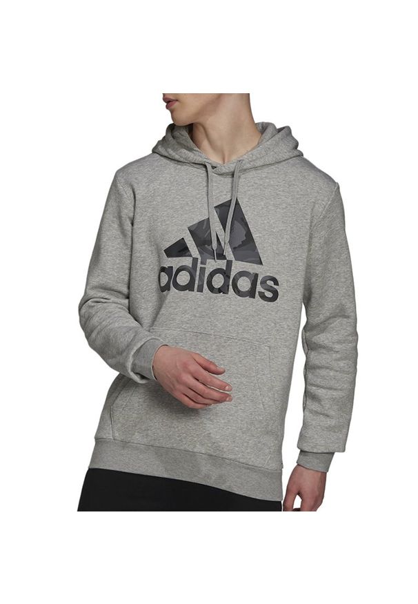 Adidas - adidas Essentials Fleece Camo-Print Hoodie > H14671. Okazja: na co dzień. Materiał: bawełna, poliester, wiskoza. Wzór: nadruk. Styl: casual, klasyczny