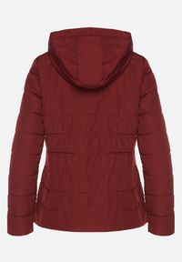 Born2be - Bordowa Przejściowa Kurtka z Pikowanymi Przeszyciami i Odpinanym Kapturem Olunea. Okazja: na co dzień, na spacer. Kolor: czerwony. Materiał: jeans, poliester. Styl: casual, elegancki #3