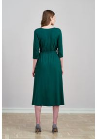 Marie Zélie - Sukienka Rita ciemnozielona mikromodal. Typ kołnierza: dekolt kopertowy. Kolor: zielony. Materiał: wiskoza, dzianina, elastan, włókno, skóra. Długość rękawa: krótki rękaw. Typ sukienki: proste, kopertowe #2