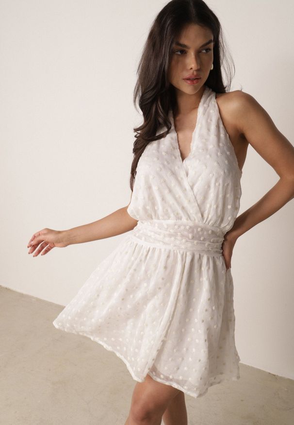 Born2be - Biała Rozkloszowana Sukienka Kopertowa Bez Rękawów Zdobiona Haftem Oretia. Okazja: na randkę, na imprezę. Typ kołnierza: dekolt kopertowy. Kolor: biały. Materiał: poliester. Długość rękawa: bez rękawów. Wzór: aplikacja, haft. Typ sukienki: kopertowe. Styl: elegancki