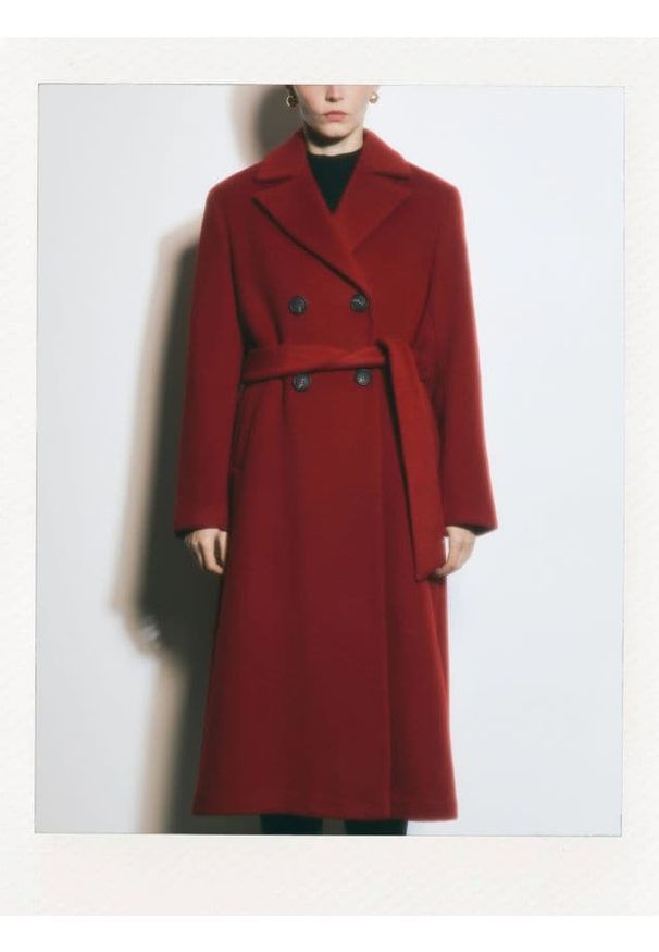 Reserved - Dwurzędowy płaszcz z wełną - czerwony. Kolor: czerwony. Materiał: wełna