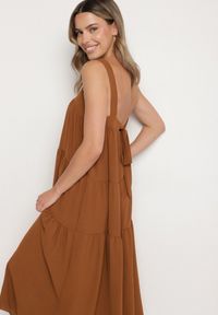 Born2be - Brązowa Sukienka o Rozkloszowanym Kroju z Wiązaniem z Tyłu Savinelle. Okazja: na imprezę, na co dzień. Kolor: brązowy. Styl: elegancki, casual #2