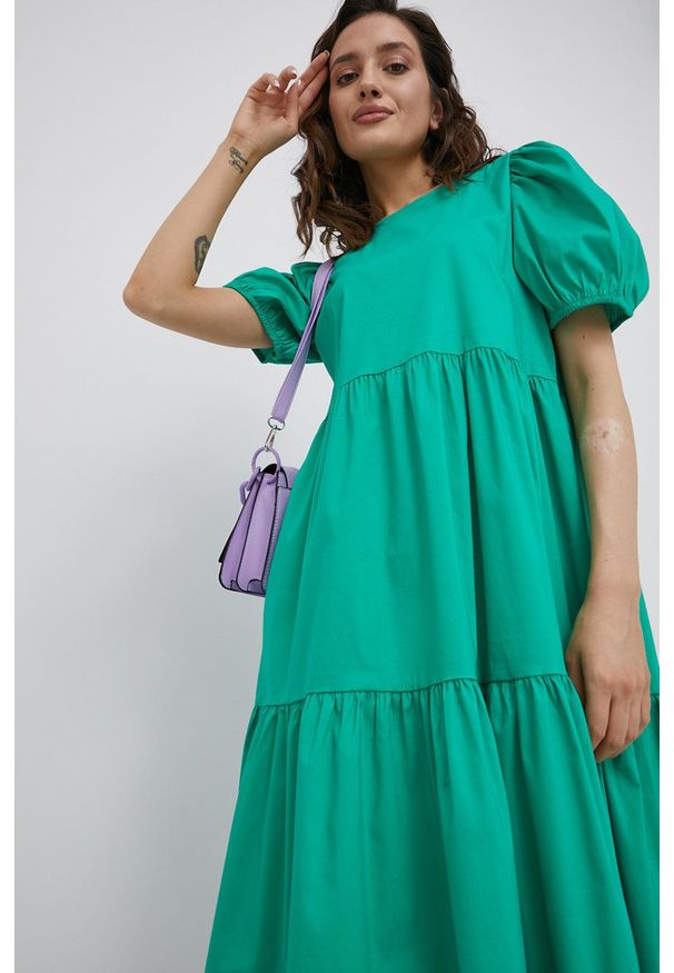 JDY sukienka kolor zielony midi rozkloszowana. Kolor: zielony. Materiał: tkanina. Wzór: gładki. Typ sukienki: rozkloszowane. Długość: midi
