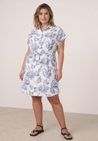 Born2be - Niebieska Wiskozowa Sukienka Koszulowa z Paskiem w Talii w Kwiatowy Wzór Olivis. Kolekcja: plus size. Kolor: niebieski. Materiał: wiskoza. Wzór: kwiaty. Typ sukienki: koszulowe. Styl: elegancki #1