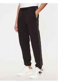 Calvin Klein Jeans Spodnie dresowe J30J327243 Czarny Regular Fit. Kolor: czarny. Materiał: syntetyk, bawełna