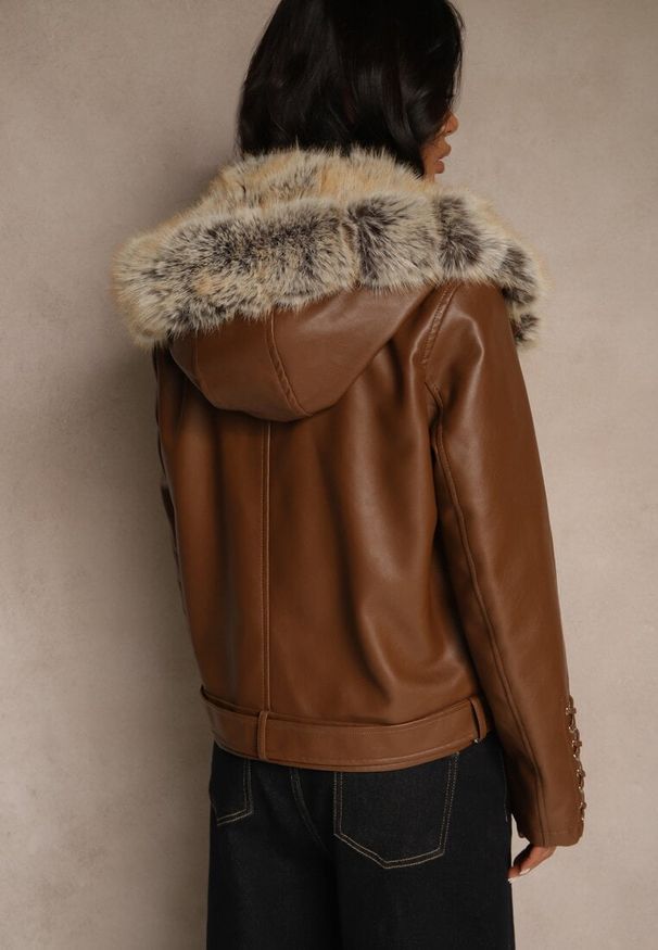 Renee - Brązowa Kurtka Ramoneska z Kapturem z Futrem z Możliwością Odpięcia Aplinna. Okazja: na co dzień. Typ kołnierza: kaptur. Kolor: brązowy. Materiał: futro. Styl: casual