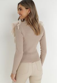 Born2be - Beżowy Sweter z Piórami i Koralikami Feco. Kolor: beżowy. Materiał: dzianina, prążkowany #5