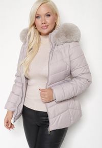 Born2be - Jasnoszara Pikowana Kurtka Zimowa z Paskiem i Kapturem z Futrem z Możliwością Odpięcia Toriella. Okazja: na co dzień. Kolekcja: plus size. Kolor: szary. Długość: długie. Wzór: aplikacja. Materiał: futro. Długość rękawa: długi rękaw. Sezon: zima. Styl: wizytowy, casual, elegancki #2