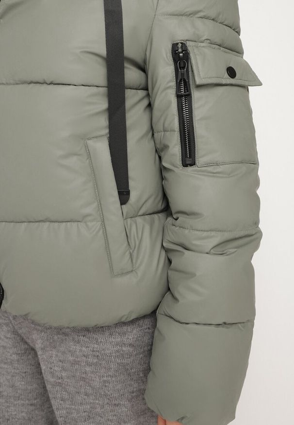 Born2be - Ciemnozielona Prosta Kurtka Pikowana z Kapturem i Kieszeniami Mirilda. Okazja: na co dzień. Typ kołnierza: kaptur. Kolor: zielony. Materiał: jeans, tkanina. Długość rękawa: długi rękaw. Długość: długie. Sezon: zima. Styl: elegancki, casual