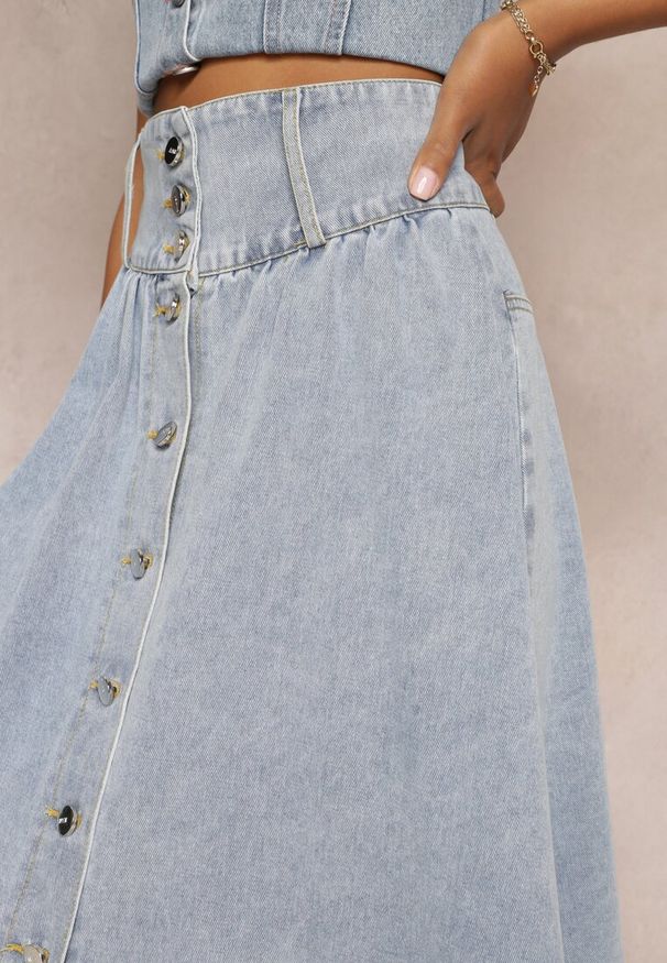 Renee - Jasnoniebieska Jeansowa Spódnica Maxi z Guzikami z Bawełny Rachellia. Kolor: niebieski. Materiał: jeans, bawełna
