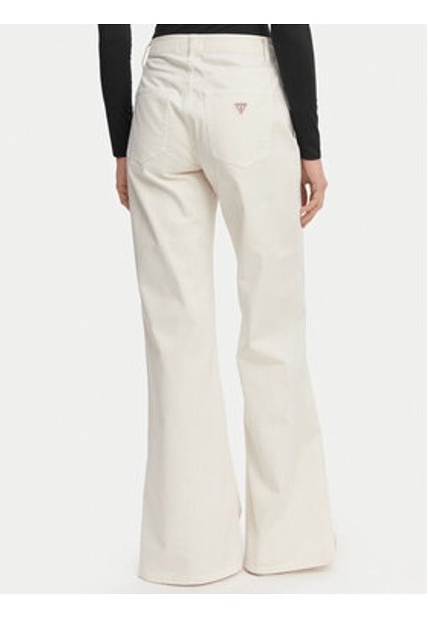 Guess Jeans Spodnie materiałowe W6RA0R WJ051 Kremowy Regular Fit. Kolor: kremowy. Materiał: bawełna