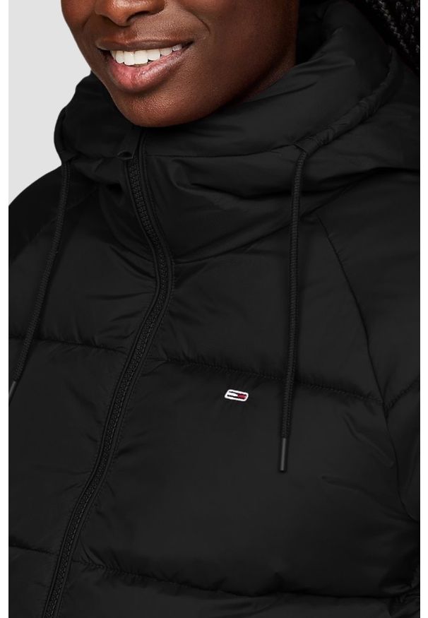 Tommy Jeans - TOMMY JEANS Czarna damska kurtka z kapturem. Typ kołnierza: kaptur. Kolor: czarny. Materiał: poliester