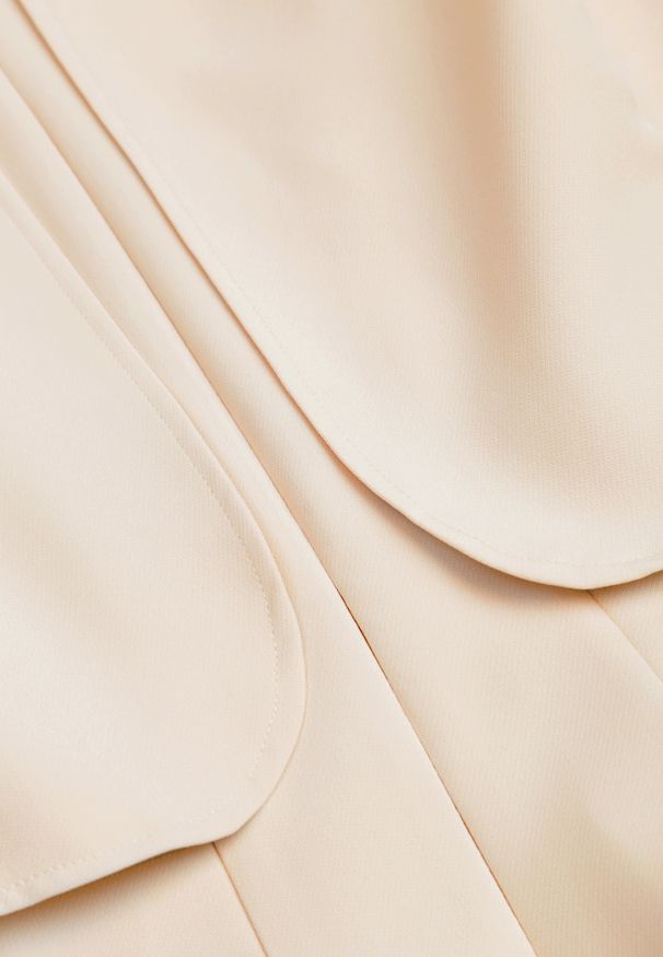Renee - Beżowa Taliowana Sukienka w Eleganckim Stylu z Narzutką Typu Pelerynka Agatea. Kolor: beżowy. Styl: elegancki