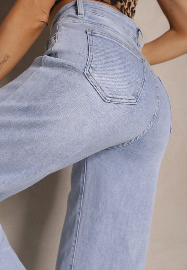 Renee - Jasnoniebieskie Jeansy High Waist z Szerokimi Nogawkami Leniscia. Okazja: na co dzień. Stan: podwyższony. Kolor: niebieski. Styl: elegancki, casual