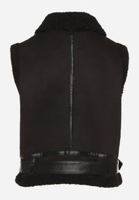 Born2be - Czarna Rockowa Kamizelka z Futerkiem Typu Baranek i Klamerką Tiodora. Okazja: na co dzień. Kolor: czarny. Materiał: futro. Wzór: aplikacja. Styl: rockowy #3