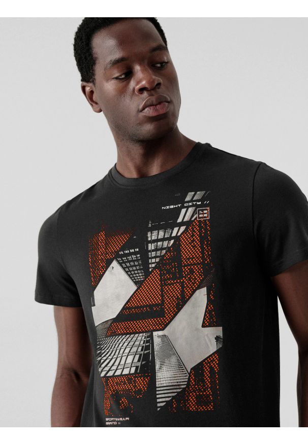 4f - T-shirt regular z nadrukiem męski. Kolor: czarny. Materiał: materiał, bawełna, dzianina. Wzór: nadruk
