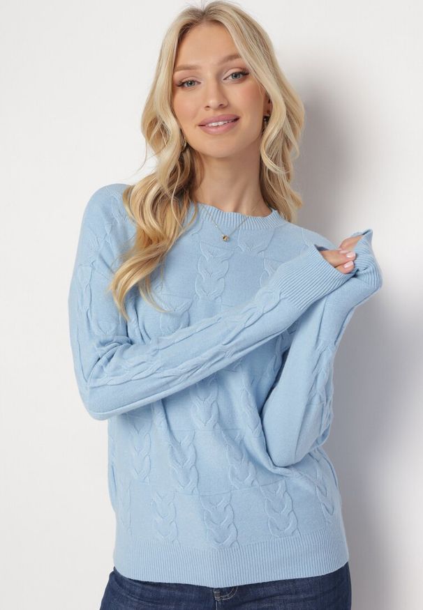 Born2be - Jasnoniebieski Sweter o Warkoczowym Splocie z Okrągłym Dekoltem Selinera. Kolor: niebieski. Materiał: dzianina. Wzór: ze splotem. Styl: klasyczny