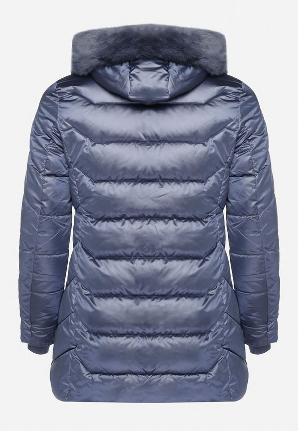 Born2be - Granatowa Kurtka z Pikowanymi Przeszyciami i Odpinanym Futerkiem przy Kapturze Vensie. Okazja: na co dzień. Kolekcja: plus size. Kolor: niebieski. Materiał: futro. Styl: klasyczny, casual, elegancki