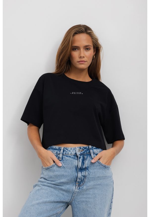 T-SHIRT PENNY "BETTER TOGETHER" CZARNY L - Flawless. Kolor: czarny. Materiał: skóra, materiał, bawełna. Długość: krótkie. Wzór: nadruk. Styl: klasyczny, sportowy, elegancki