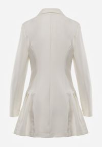 Renee - Biała Rozkloszowana Sukienka Marynarka VICES z Usztywnianymi Ramionami Ilarita. Okazja: na spotkanie biznesowe, do pracy. Kolor: biały. Styl: biznesowy #3